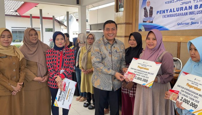 100 Perempuan Tulang Punggung Keluarga di Bululawang Terima Bantuan KIP Putri Jawara