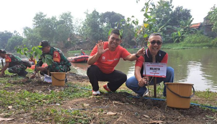 Suparma Tanam 80 Pohon Kluwih dan Tebar 8.000 Bibit Ikan di Surabaya