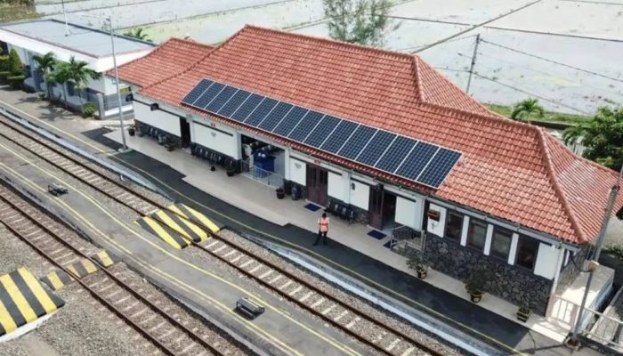 Langkah Hijau KAI: Seluruh Stasiun Kini Ditenagai Energi Surya
