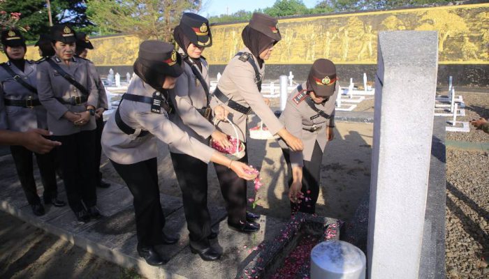 Peringati Hari Jadi ke-77, Polwan Polres Madiun Gelar Ziarah Rombongan di Taman Makam Pahlawan