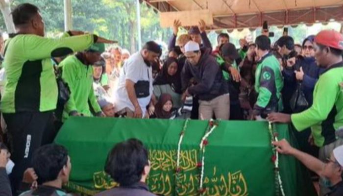 Ojol Iringi Pemakaman Affan Kurniawan, Korban Tertabrak Kendaraan Brimob Saat Demo