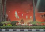 Surabaya Membara, Pos Polisi Dibakar Massa Aksi