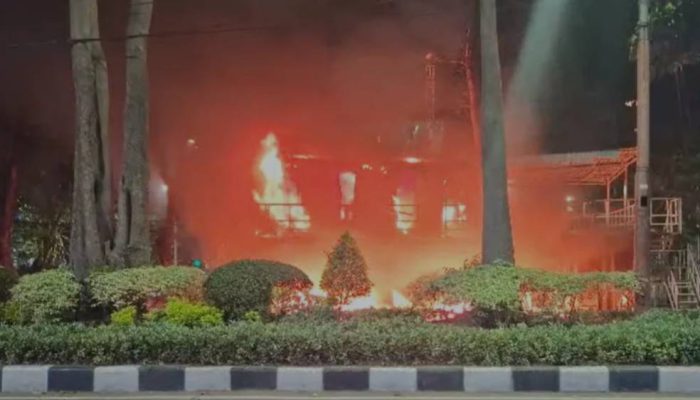 Surabaya Membara, Pos Polisi Dibakar Massa Aksi