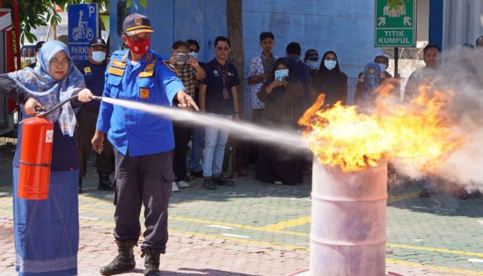 PLN UP3 Situbondo Gelar Simulasi Tanggap Darurat Kebakaran Bersama Damkar