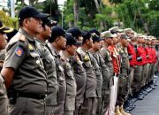 Satpol PP Surabaya Intensifkan Patroli Cegah Bahaya Benang Layangan di Jalan Raya
