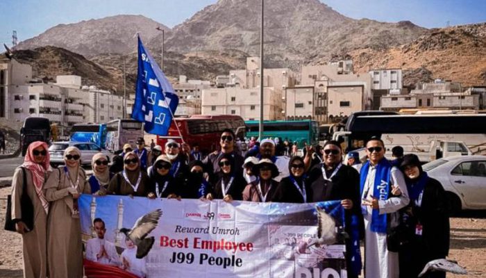 J99 Corp. Beri Hadiah Umroh untuk Karyawan Berprestas
