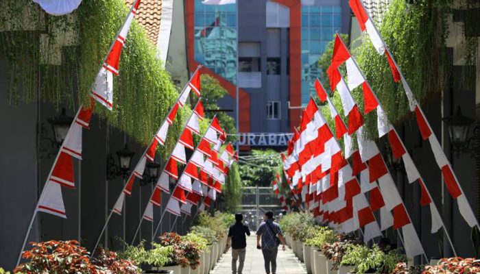 Pemkot Surabaya Sukseskan Gerakan Pembagian Bendera Merah Putih Sambut HUT ke-80 RI