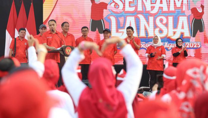 Lansia Surabaya Semangat Ikuti Senam Sehat di Balai Kota