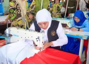 Khofifah & Ribuan Pelajar Jatim Pecahkan Rekor MURI, Jahit Bendera 80.000 Meter untuk HUT RI