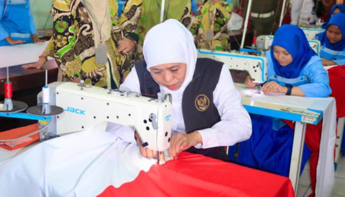 Khofifah & Ribuan Pelajar Jatim Pecahkan Rekor MURI, Jahit Bendera 80.000 Meter untuk HUT RI