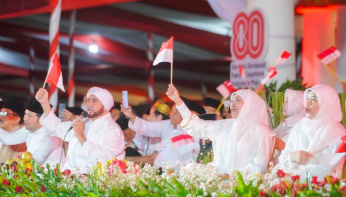 Ribuan Umat Padati Grahadi, Dzikir dan Sholawat Syukuri 80 Tahun Indonesia Merdeka