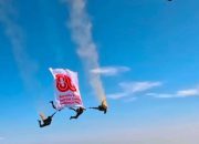 Para Penerjun Kopassus Lakukan Atraksi Spektakuler, Kibarkan Spanduk HUT RI di Langit Jakarta