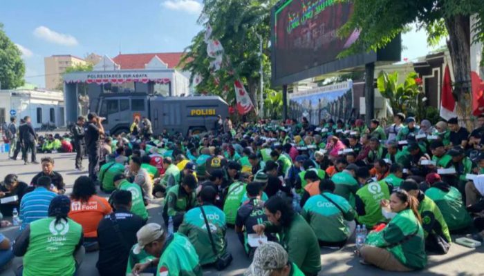 Polrestabes Surabaya Ajak Ratusan Driver Ojol Doa Bersama untuk Affan Kurniawan