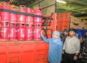 Khofifah Kirim Bantuan Logistik KRI Surabaya Atasi Lonjakan Harga Bawean.