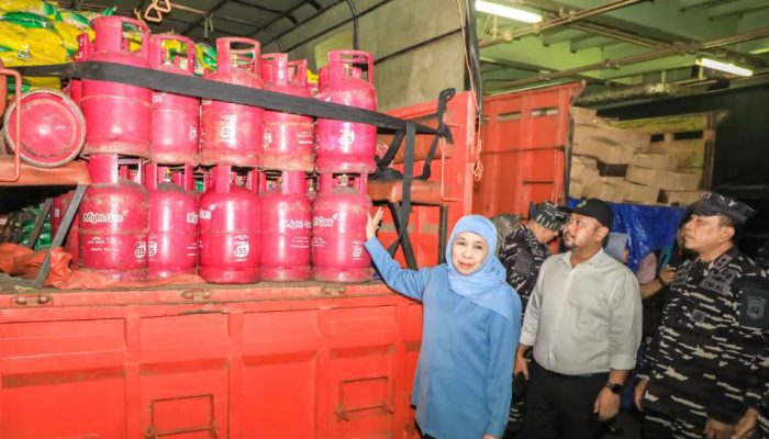 Khofifah Kirim Bantuan Logistik KRI Surabaya Atasi Lonjakan Harga Bawean.