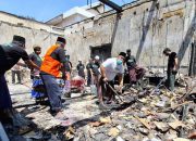 Gus dan Santri Jatim Bersihkan Puing Gedung Grahadi Pasca-Kebakaran