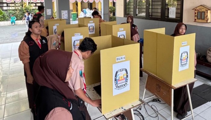 Pemilu Ramah Lingkungan: SMPN 50 Surabaya Wujudkan Demokrasi Tanpa Kertas