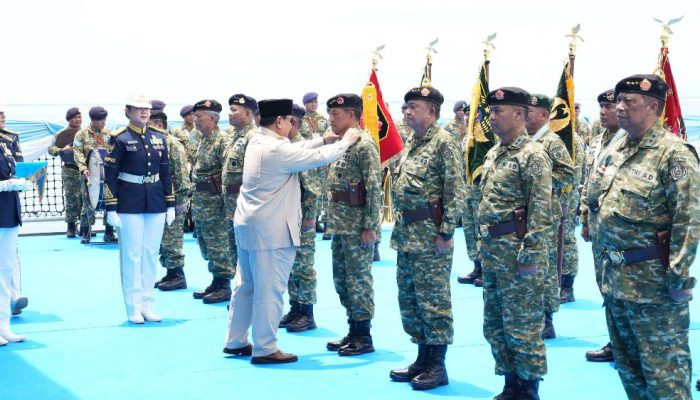 Menhan Sjafrie Dampingi Presiden Prabowo dalam “Presidential Inspection” Armada TNI AL