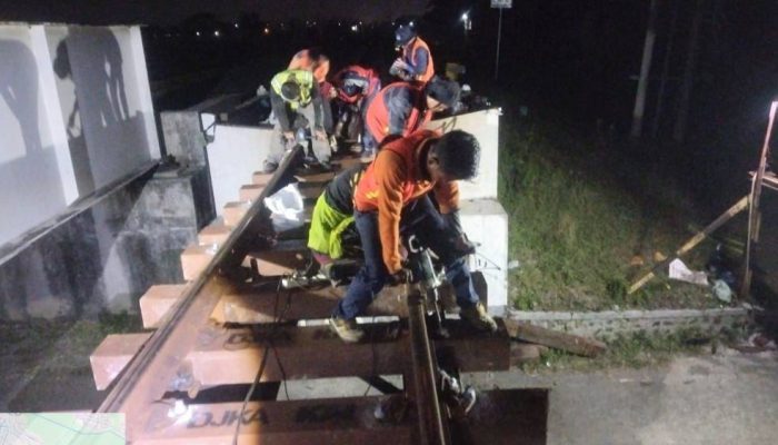 Jaga Lingkungan, KAI Daop 7 Madiun Ganti Bantalan Kayu Rel dengan Bantalan Sintetis
