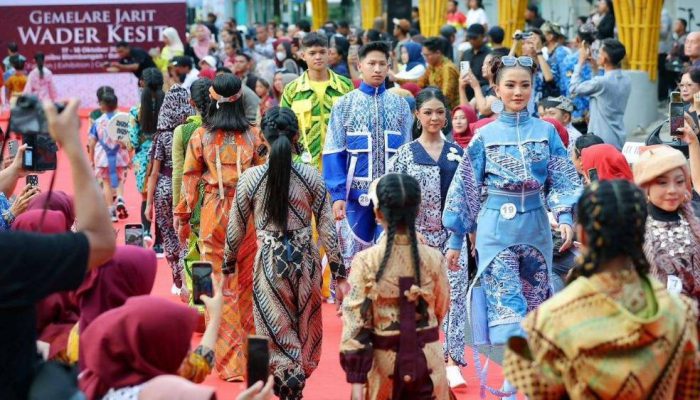 Fashion Lorong Bambu Warnai Banyuwangi Batik Festival 2025