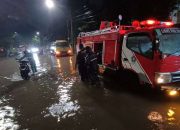 Genangan Meluas, Damkar dan DLH Surabaya Bergerak Cepat