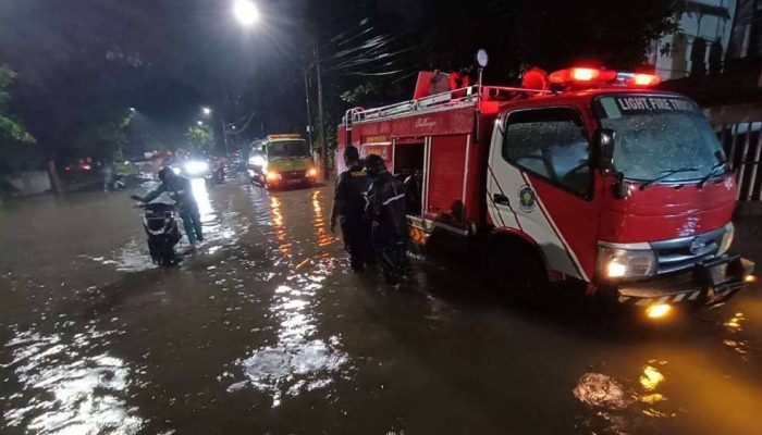 Genangan Meluas, Damkar dan DLH Surabaya Bergerak Cepat