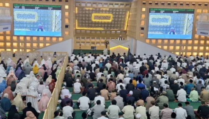 Ribuan Jemaah Padati Salat Idulfitri di Islamic Center Surabaya