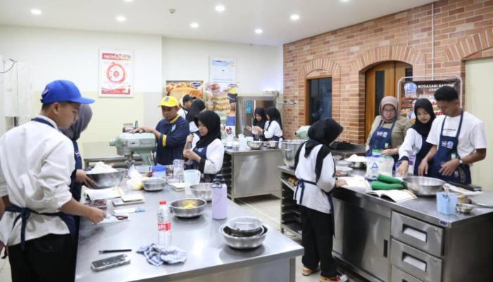 Sukses Produksi 3.124 Toples Kue Kering, SMKN 3 Sukabumi dan Bogasari Cetak Rekor Baru di Ramadan 1447 H