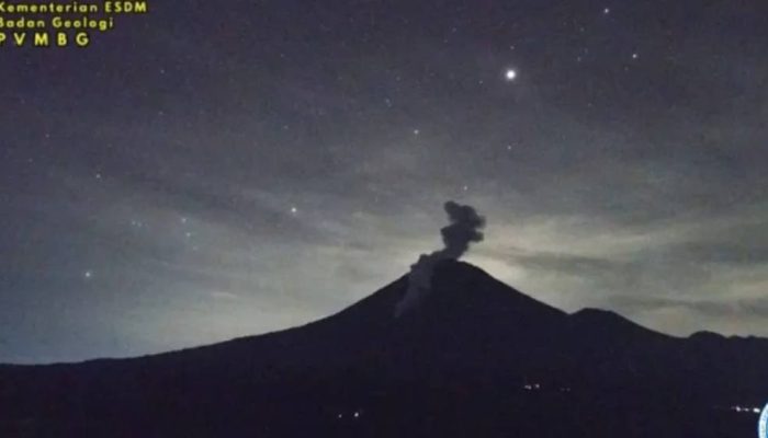Semeru Erupsi Sabtu Malam, Awan Panas Meluncur 2,5 Km
