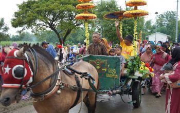 Momen Haru di Lamongan, Pemenang Mobil Viu–Telkomsel Disambut Tradisi Meriah