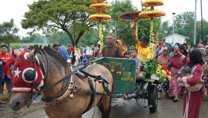 Momen Haru di Lamongan, Pemenang Mobil Viu–Telkomsel Disambut Tradisi Meriah