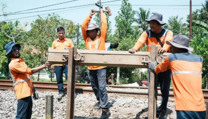11 Perlintasan Liar Ditutup, KAI Daop 9 Jember Tingkatkan Keselamatan Pengguna Jalan