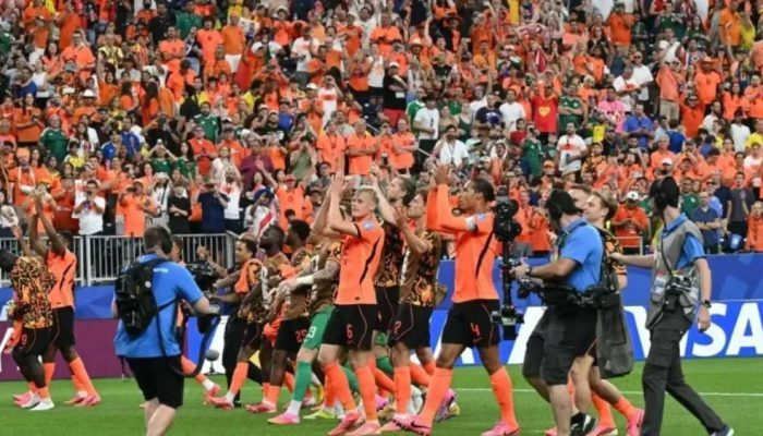 “Usai Belanda Hajar Swedia 5-1, Frenkie de Jong Semprot Para Kritikus”.