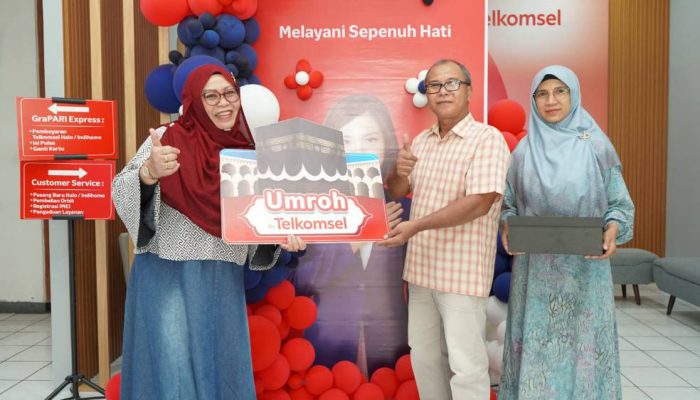 Pelanggan Setia Sejak 2009, Warga Magetan Diganjar Hadiah Umrah dari Telkomsel