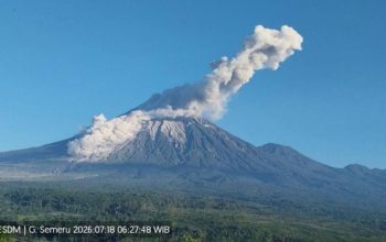 Gunung Semeru Erupsi Disertai Awan Panas, Warga Diminta Jauhi Besuk Kobokan