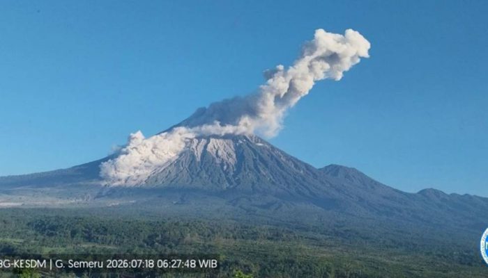 Gunung Semeru Erupsi Disertai Awan Panas, Warga Diminta Jauhi Besuk Kobokan