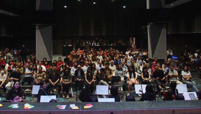 Seni, Kolaborasi, dan Kepedulian Sosial Menyatu dalam Malam Apresiasi “Akar Tumbuh: Asal untuk Pulang”
