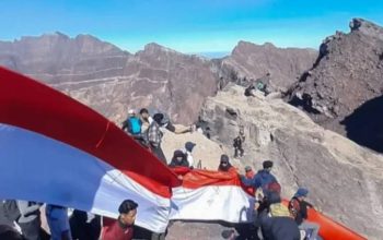 Merah Putih Berkibar di Puncak Raung, Ratusan Pendaki Rayakan HUT ke-81 RI