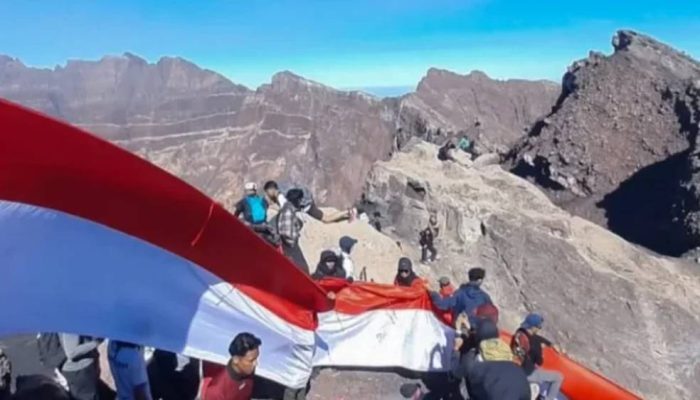 Merah Putih Berkibar di Puncak Raung, Ratusan Pendaki Rayakan HUT ke-81 RI
