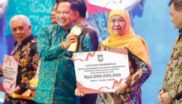 Khofifah Terima Penghargaan Terbaik I Pengelolaan Sampah, Jatim Diganjar Rp2 Miliar