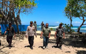 Pantai Balekambang Dipadati 1.500 Wisatawan, Polisi Imbau Tak Berenang