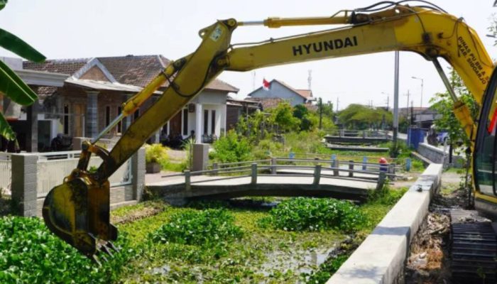 Jelang Musim Hujan, Bupati Subandi Kerahkan 5 Alat Berat Normalisasi Sungai Tanggulangin-Candi