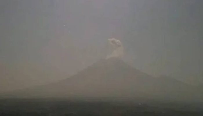 Gunung Semeru Erupsi 6 Kali dalam 1,5 Jam, Kolom Letusan Capai 800 Meter