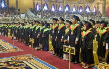 Wisuda UNESA Periode 122, Rektor Nurhasan Dorong Lulusan Terus Belajar dan Berdaya Saing
