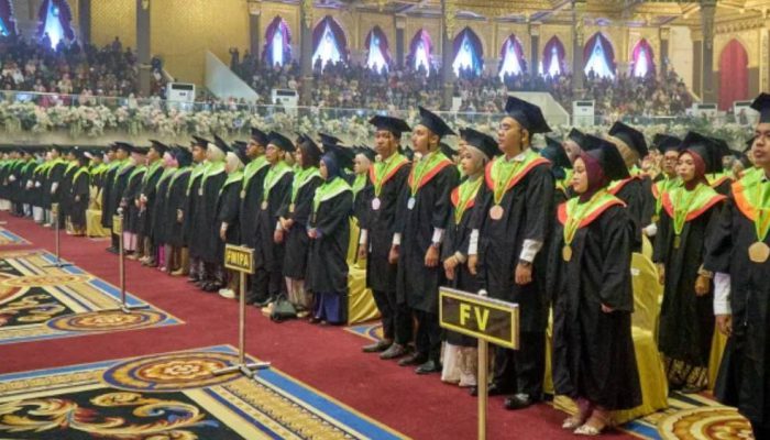 Wisuda UNESA Periode 122, Rektor Nurhasan Dorong Lulusan Terus Belajar dan Berdaya Saing