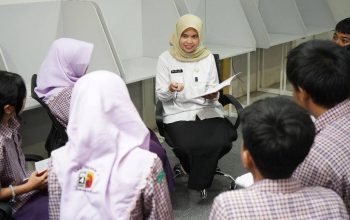 Inovasi AI dalam Pembelajaran Antar Guru Kimia SMAN 4 Surabaya Jadi Juara
