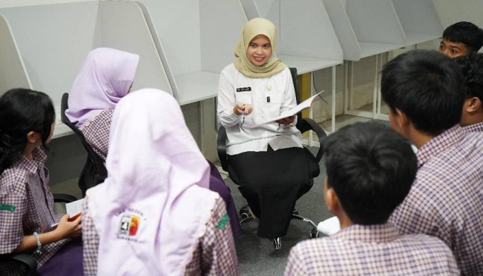 Inovasi AI dalam Pembelajaran Antar Guru Kimia SMAN 4 Surabaya Jadi Juara