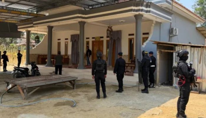 Satresnarkoba Polres Pamekasan Geledah Rumah Diduga Jadi Sarang Peredaran Sabu