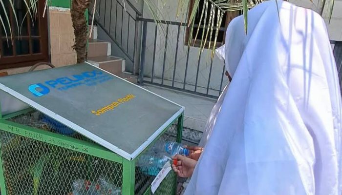 Tingkatkan Kesadaran Lingkungan Sejak Dini, PT Terminal Teluk Lamong Salurkan Sarana Pemilahan Sampah di Surabaya