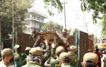 Penertiban Bangunan Liar di Frontage Road Waru, Satpol PP Sidoarjo Bongkar 8 Bangunan